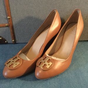 Tory Burch - Chelsea Wedge Medallion Pump